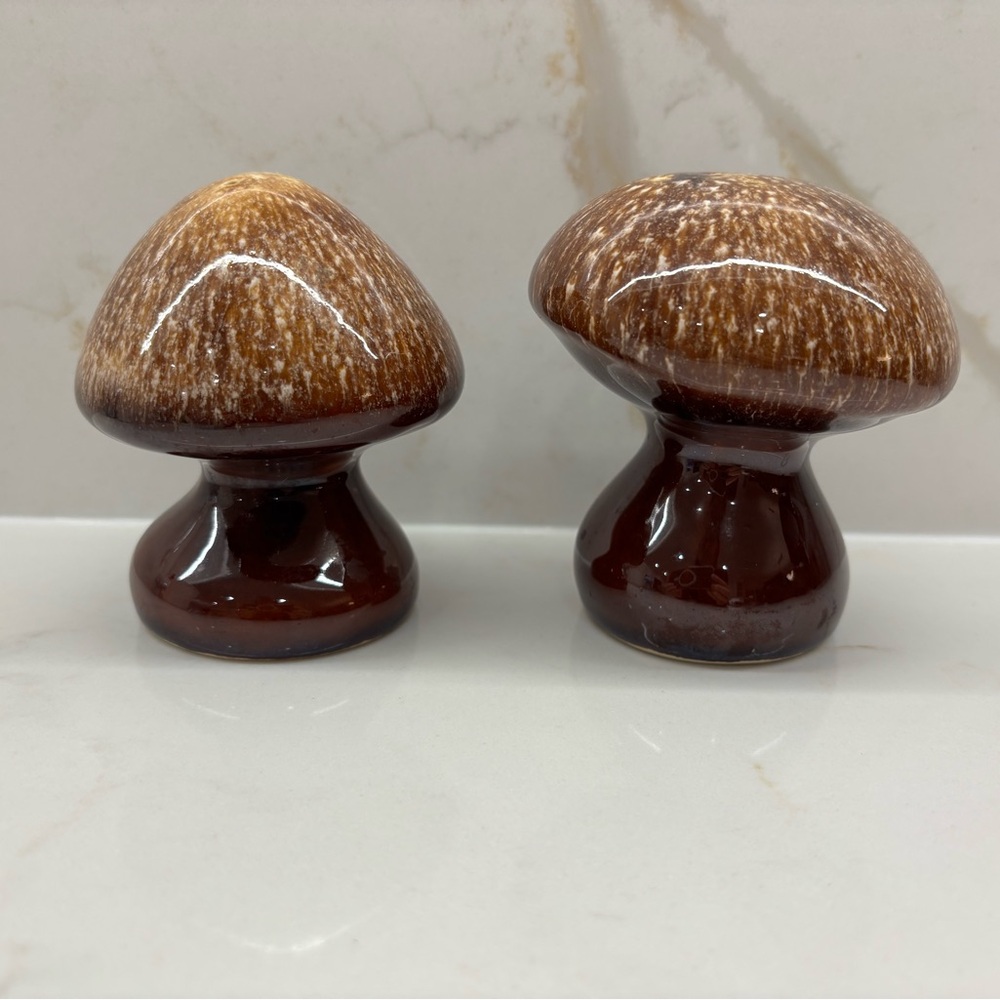 Vintage USA Pottery Brown Drip Glaze Mushroom Salt and Pepper Shakers 1970s